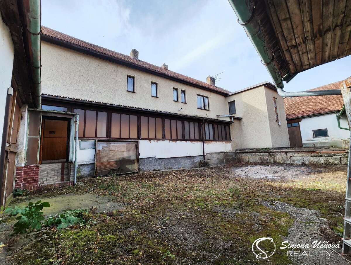 Prodej dvougeneračního RD s hospodářskými budovami v Makově – další
