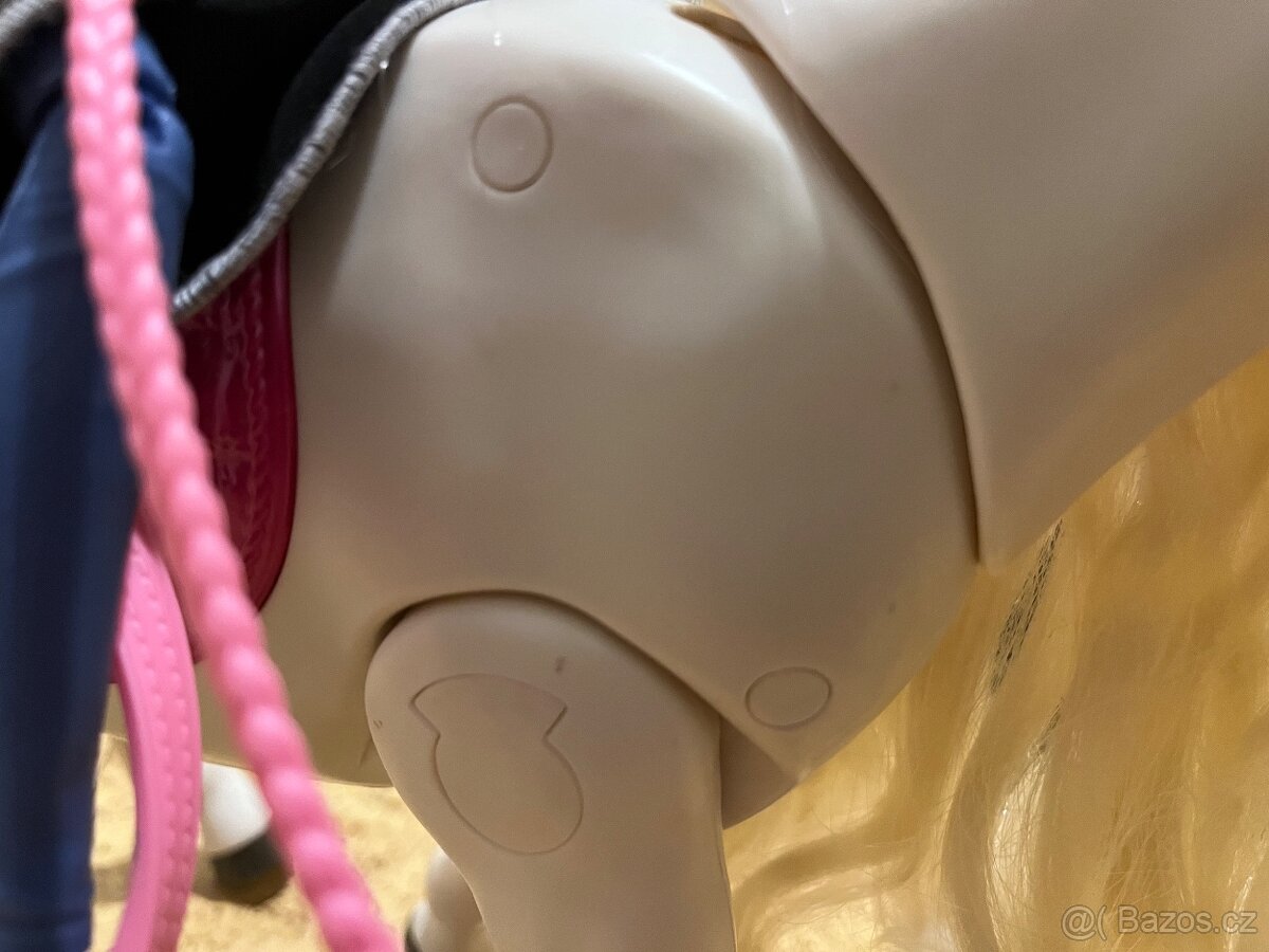 Interaktivní kůň Barbie od Mattela - 7