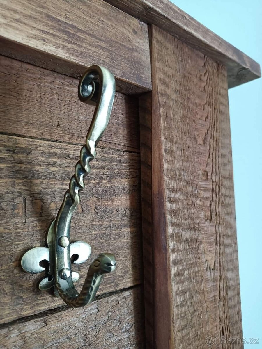 Věšáky, dekorace z masivu / Levně - 7