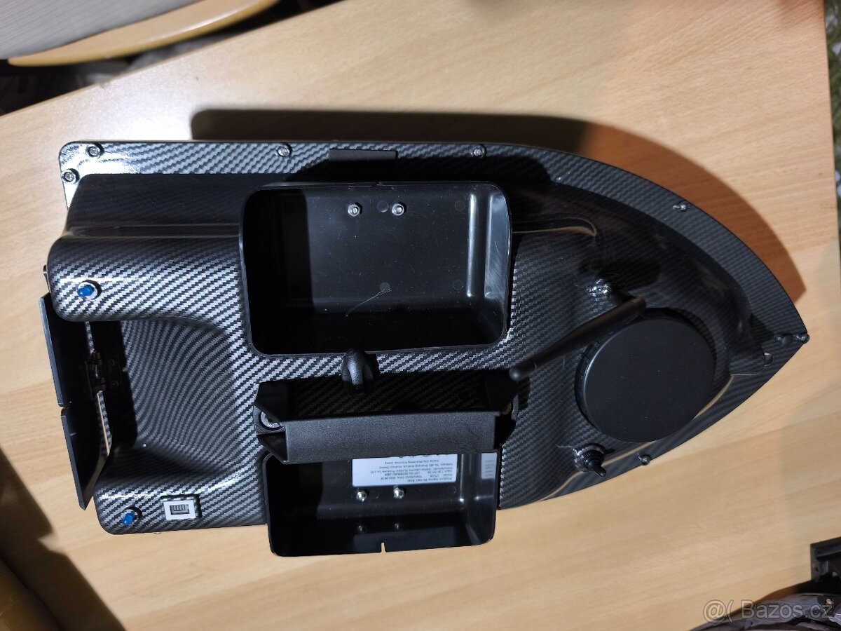 Zakrmovaci člun pro rybáře - 7