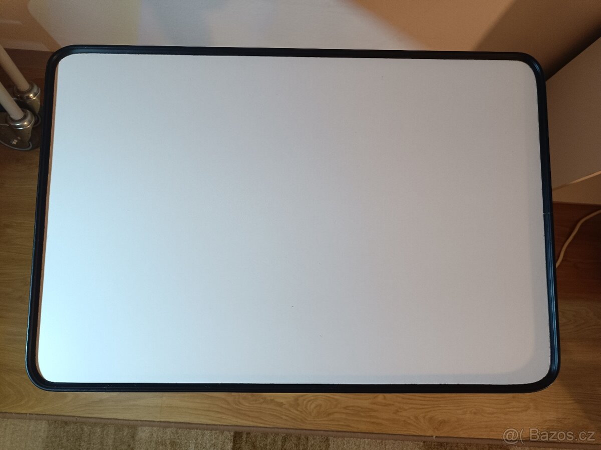 Ručně nastavitelná postel a výškově nastavitelný stolek - 7