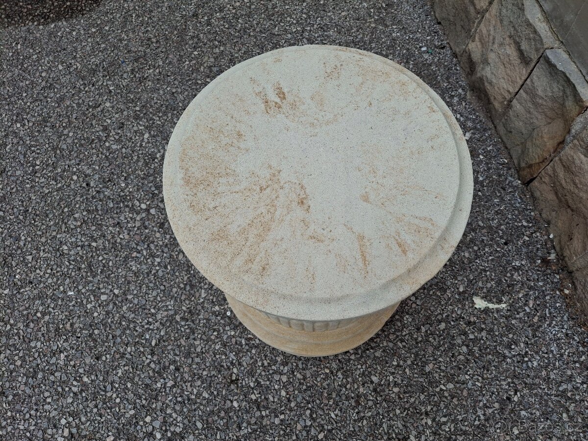 Řecká dívka s podstavcem z pískovce - 7