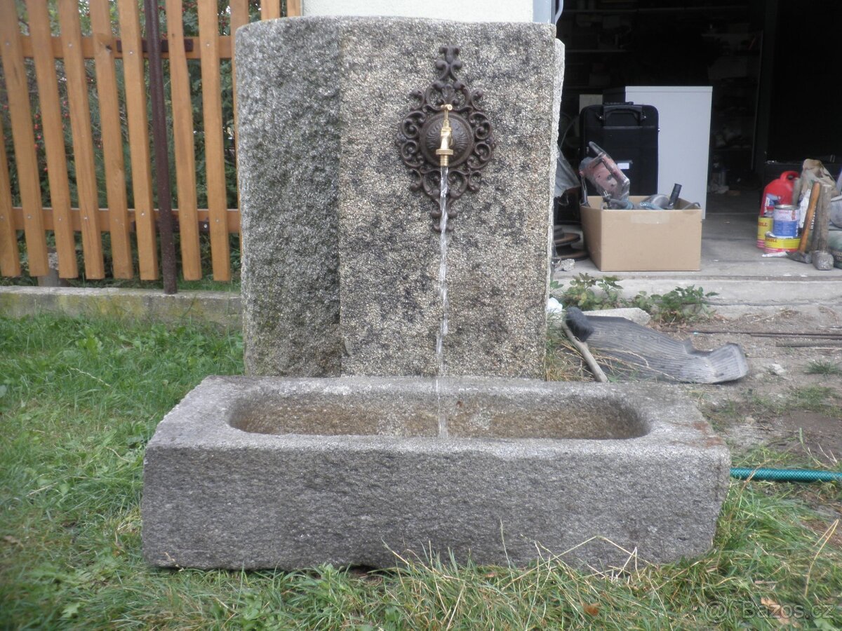 stará kamenná kašna s tekoucí vodou koryto kaménka - 7
