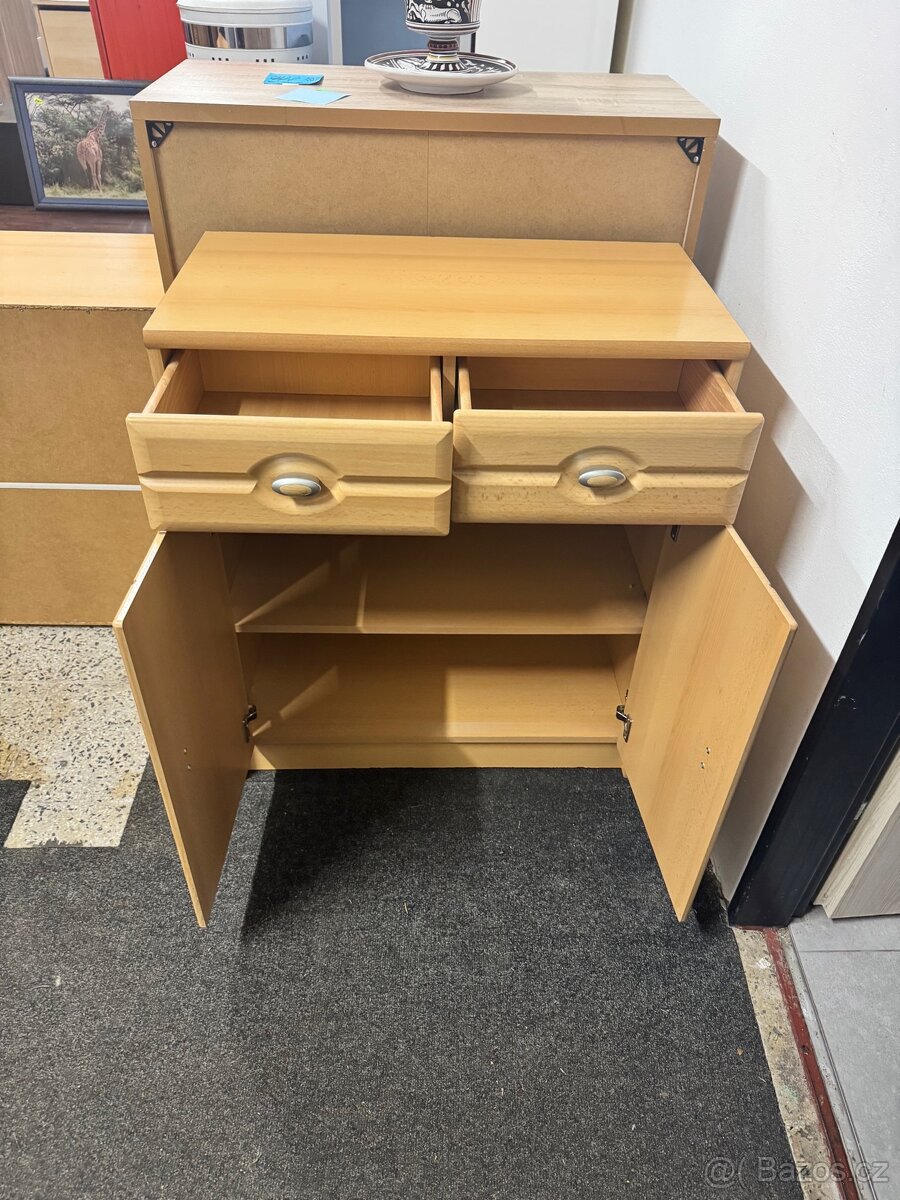 Hezká menší komoda s dveřmi a šuplíky buk - 7