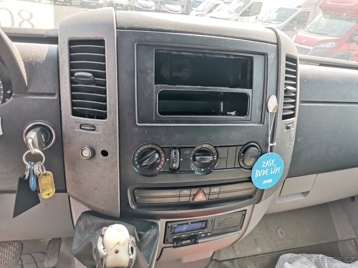 VW Crafter 2.5TDI/100kw skříň 4,9m - 7