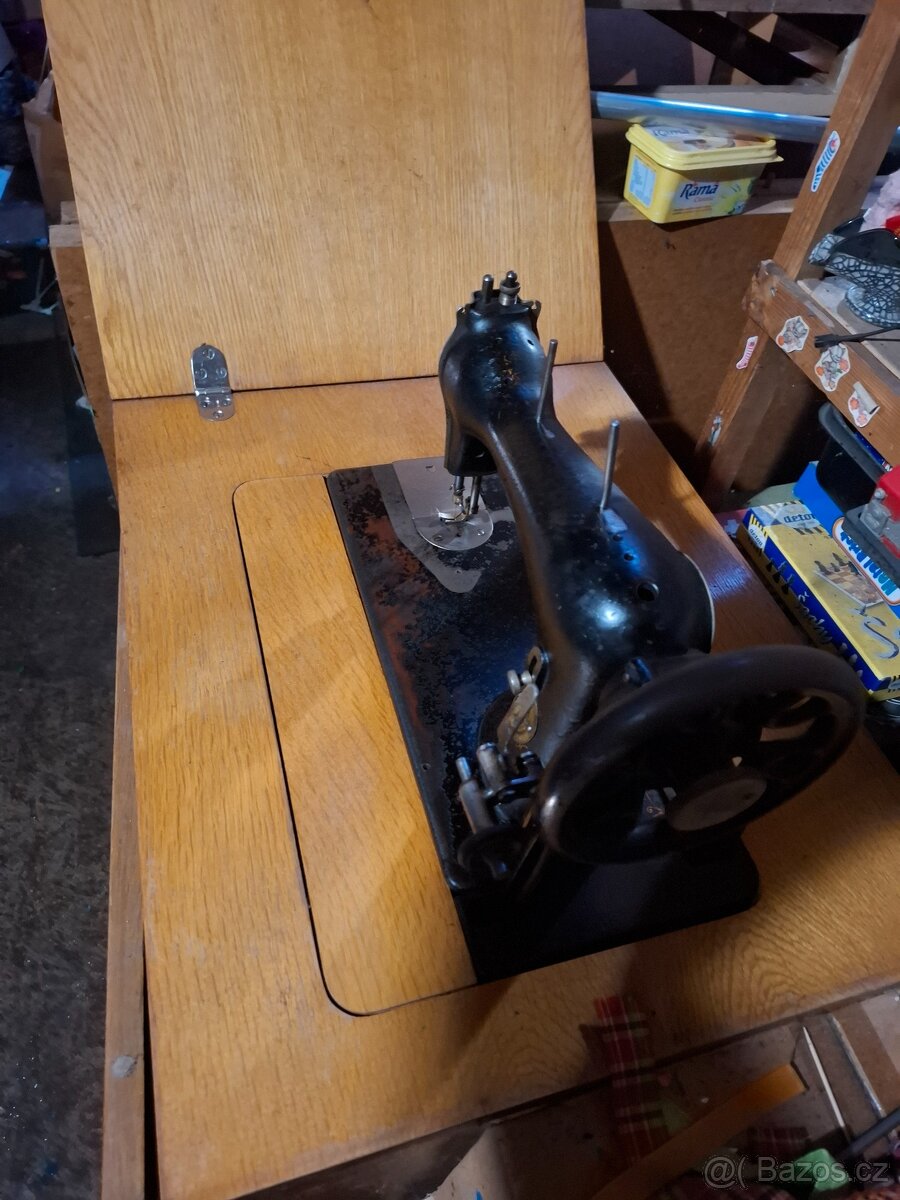 Starý skříňový šicí stroj - 7