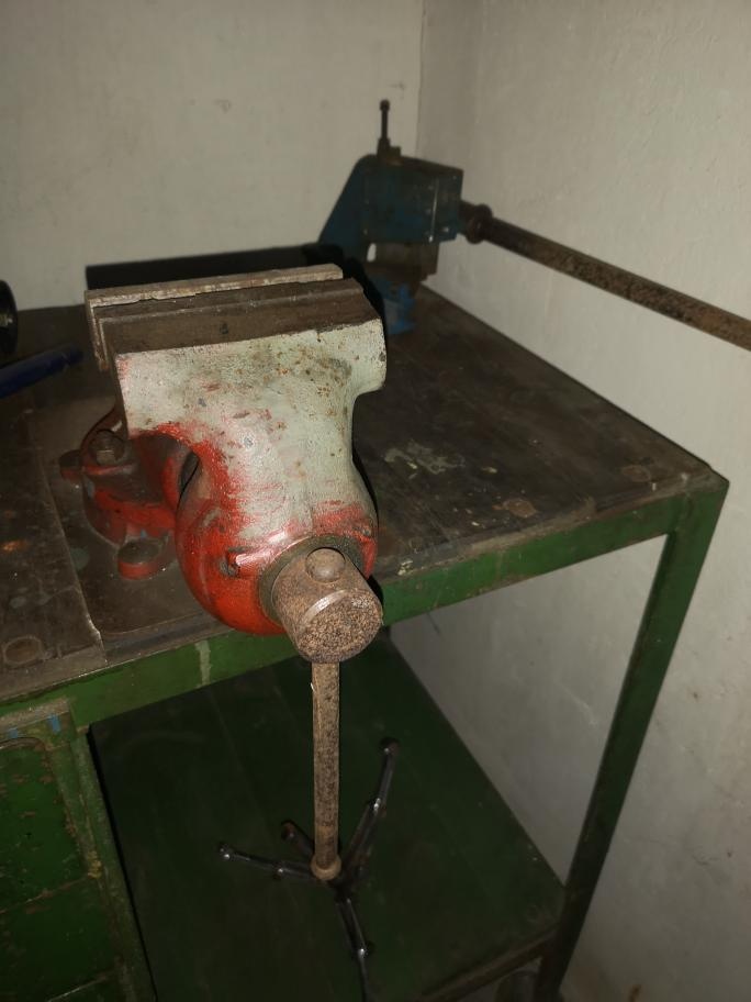 Pracovní stůl - ponk se svěrákem, pevný, retro. - 7