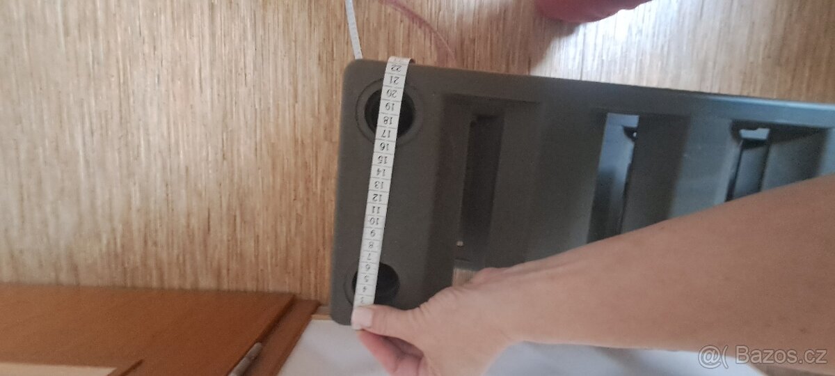 Držák na lahve plastovy - 7