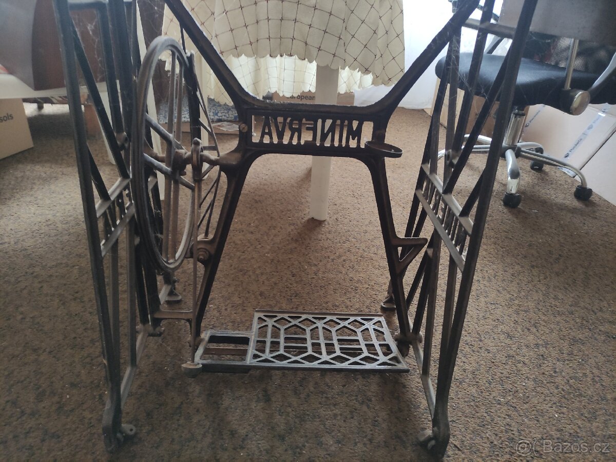 Prodám starý šicí stroj Minerva, funkční - 7