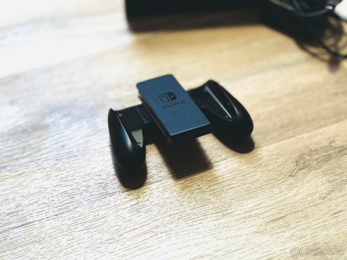 Nintendo Switch - Kompletní Příslušenství + 6 her - 7