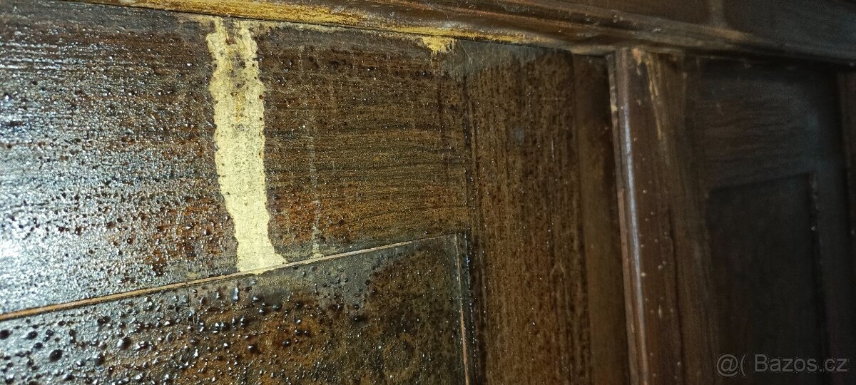 Stará šatní skříň se stolkem - 7