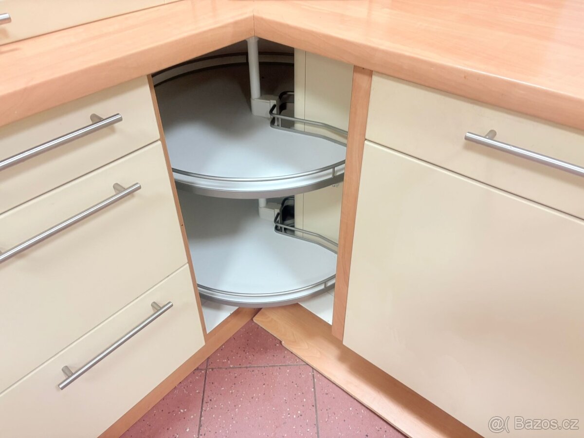 Velká kuchyňská linka včetně spotřebičů - 7