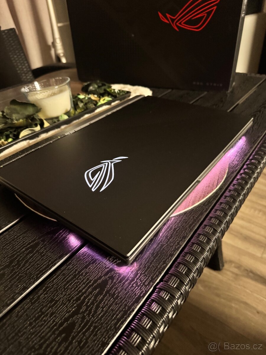 Velký herní notebook Asus ROG - 7