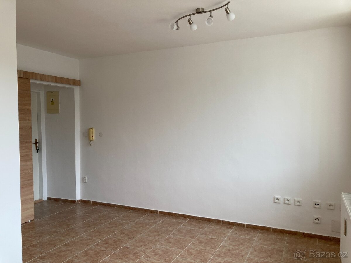 pronajmu garsonku v Hronově - 7