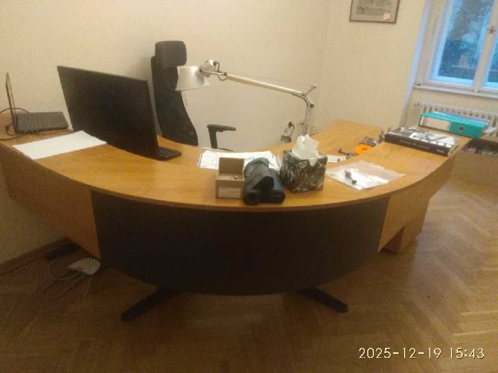 Kvalitní italský kancelářský nábytek - stoly a skříně - 7