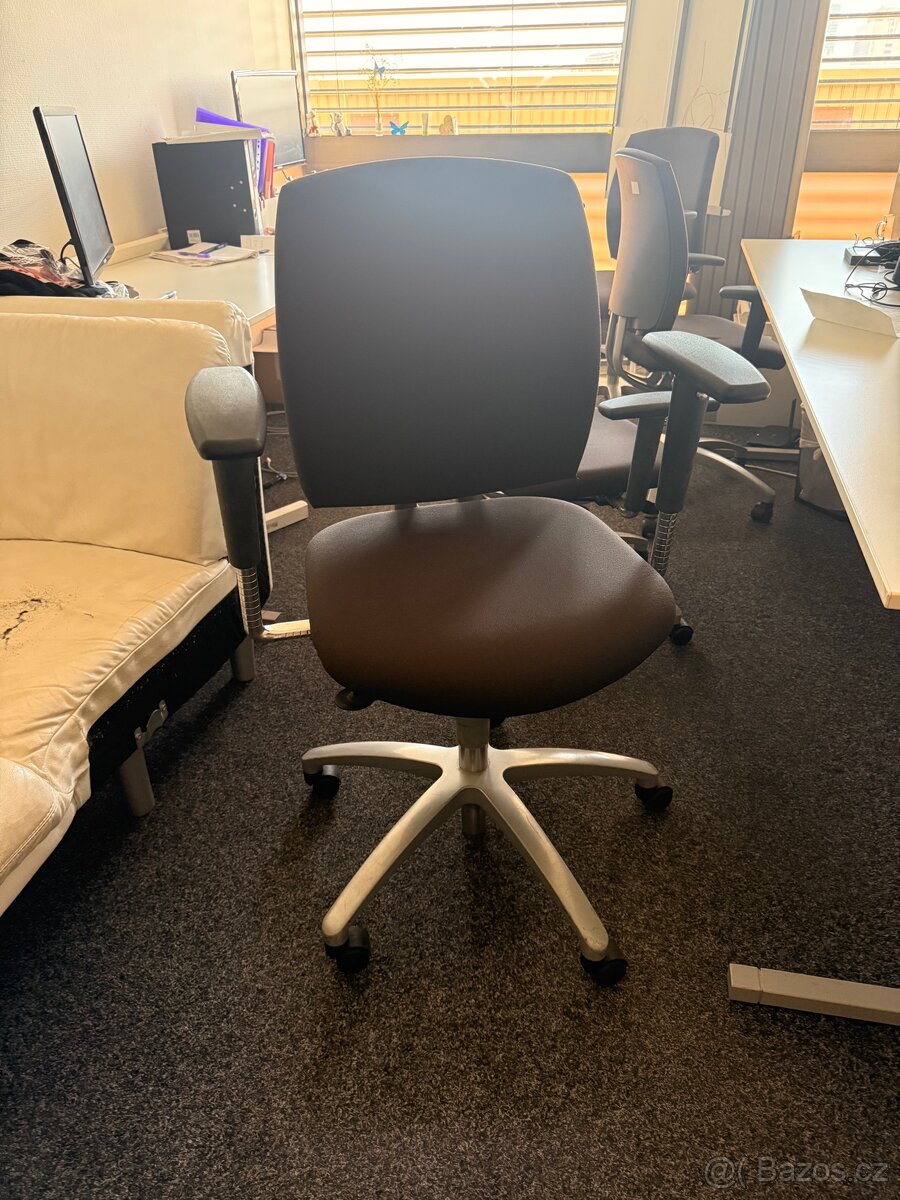 Prodám kompletní vybavení do kanceláře - 7