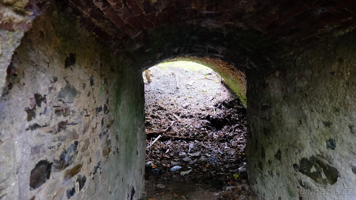 Prodej atyp.st.pozemek(1100 m2)areál zámku,Police u Jemnice - 7
