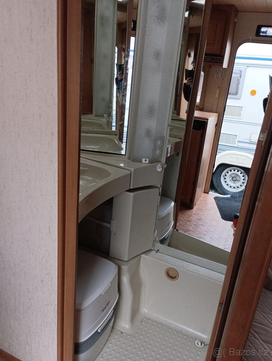 Karavan s příslušenstvím a koupelnou azuro knaus - 7