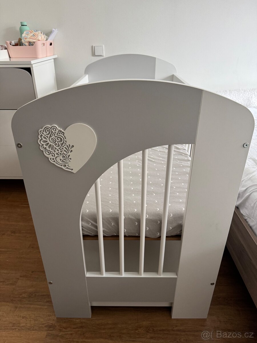 Komoda s přebalovacím nástavcem a dětská postýlka se zásuvko - 7
