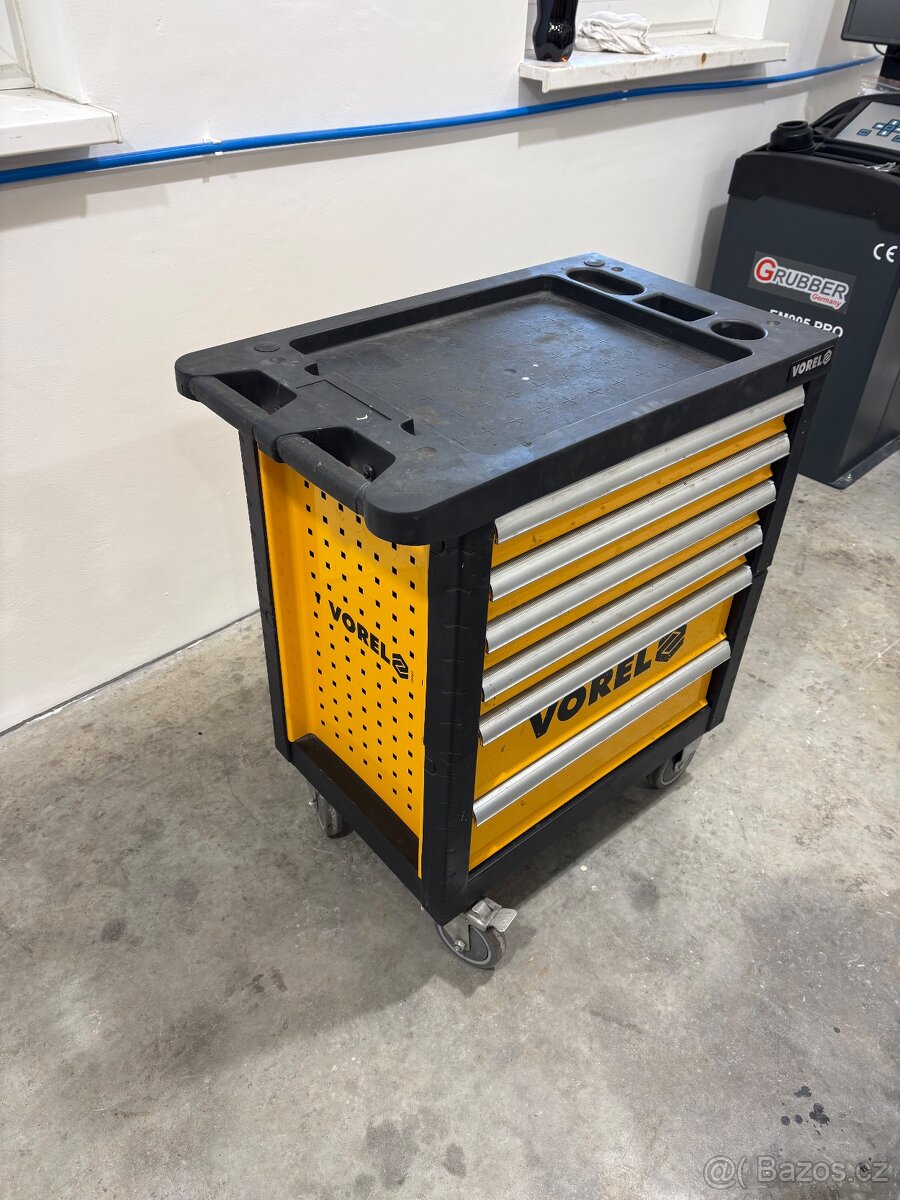 Vybavený vozík s nářadím a kompresor - 7