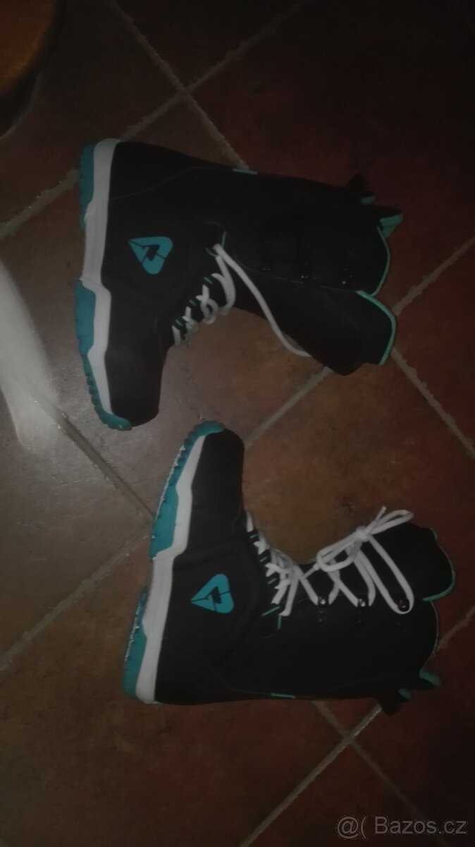 prodám snowboard s vázáním , možno i s botami mám 3ks levně - 7