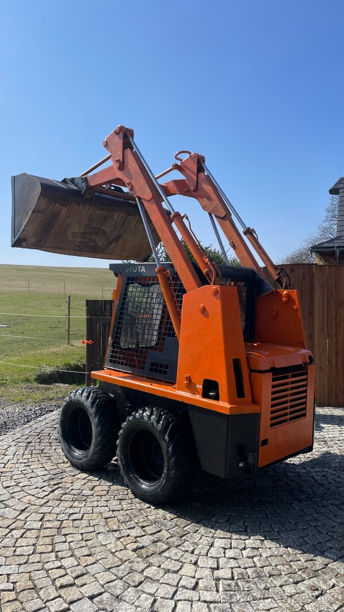 PRONÁJEM - SMYKOVÝ NAKLADAČ TOYOTA 2SDK8 - 7