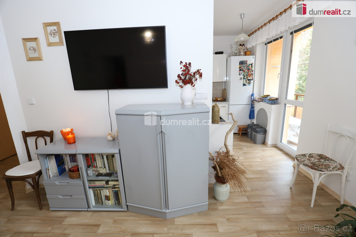 Krásný slunný byt 2+1/B/S v prvním patře cihlové novostavby - 7