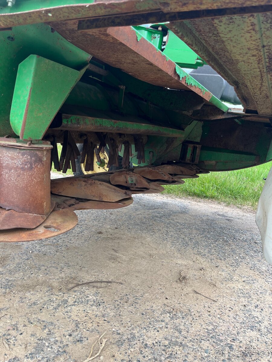 Tažená sekačka John Deere 530 - 7