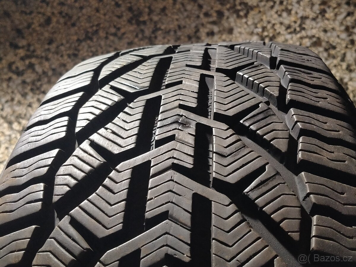 Zimní pneumatiky 225/45 94V R17, vzorek 2x 8mm Dot 0324 - 7