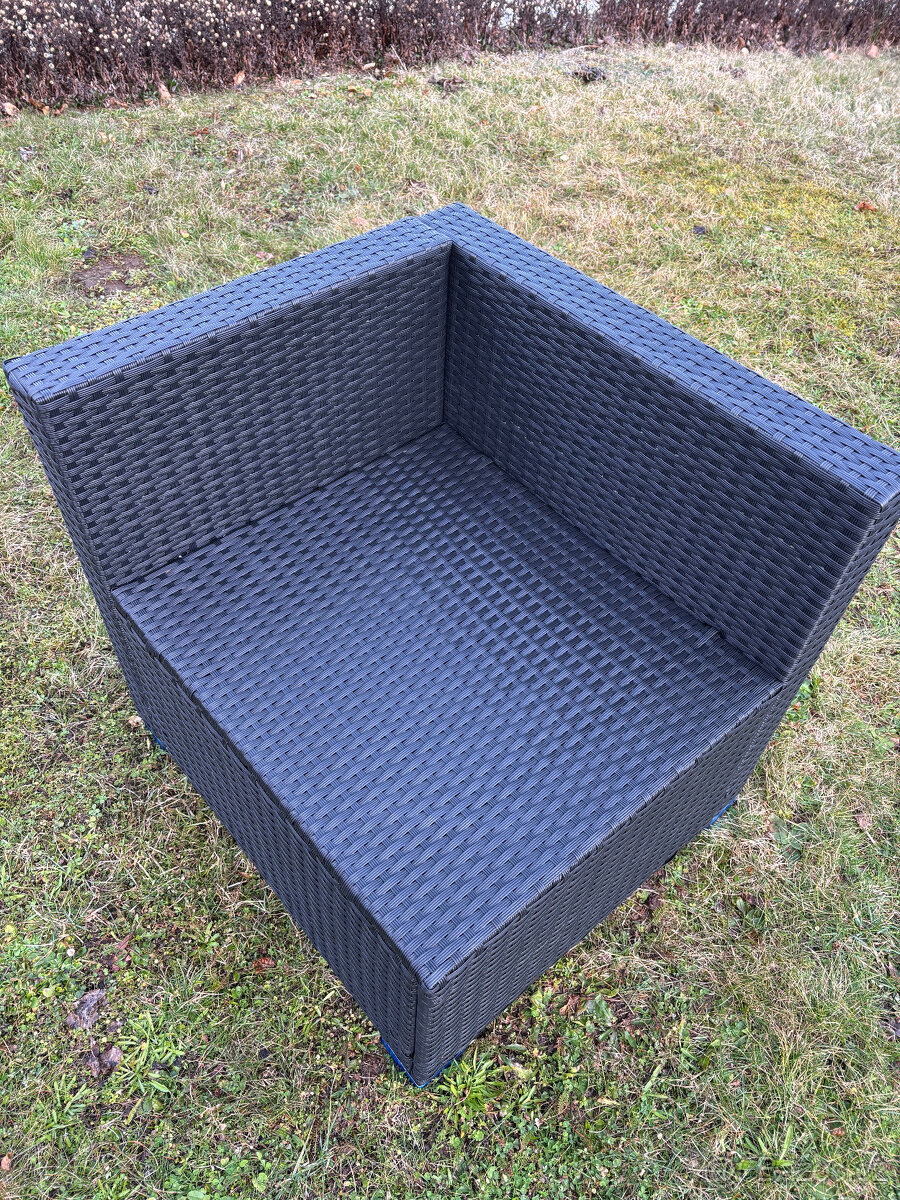 Zahradní polyratanová sedačka + taburety - 7