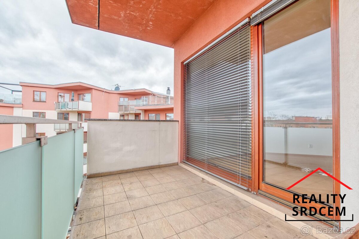 Pronájem prostorného bytbytu 4+kk s balkónem, lodžií i parko - 7