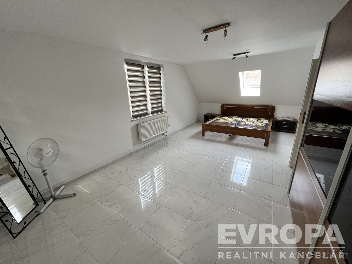 Zateplený vícegenerační rodinný dům s velkým rovinatým pozem - 7