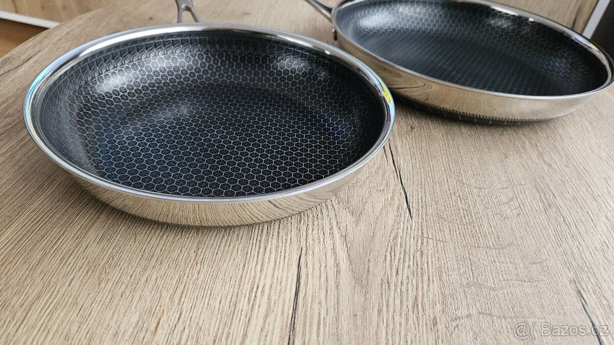 Seda dvou pánví David v kuchyni - 7