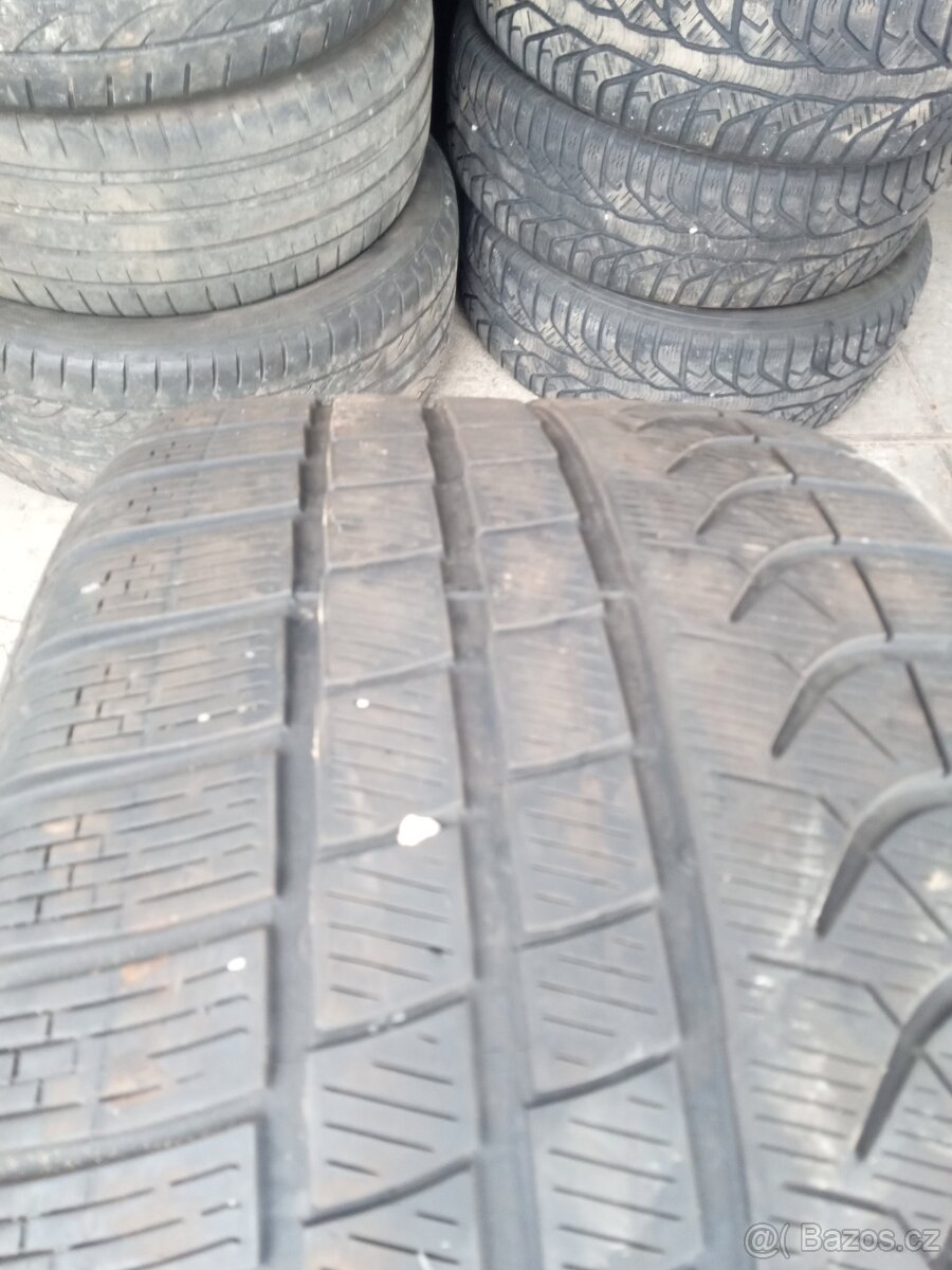 Prodám 2x zimní pneu 305/30/21 - 7