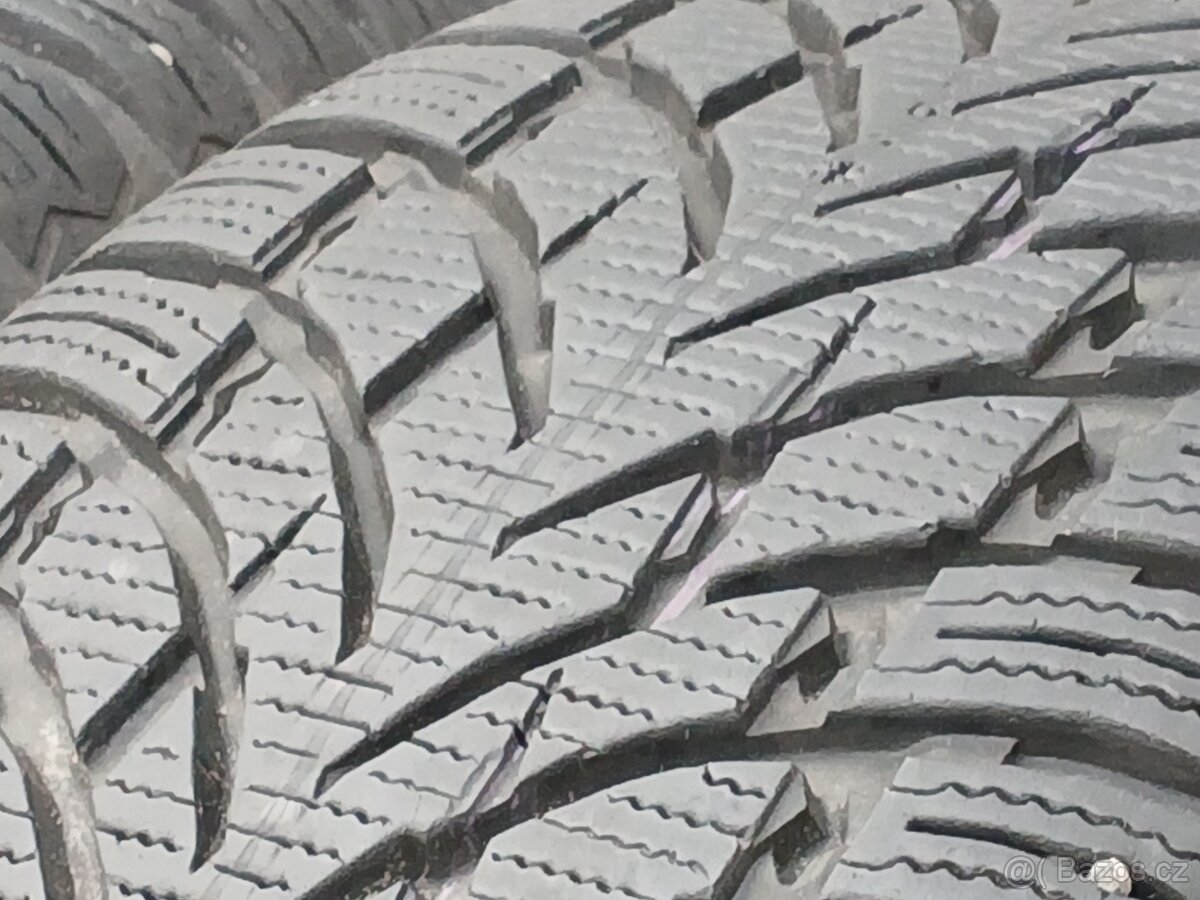 Pěkné zimní pneu Nokian 225/60/18 vzorek 8mm - 7