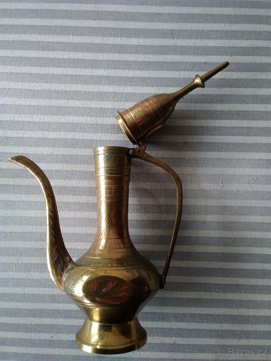 Mosazná orientální zdobená konvice. Indie ruční práce. - 7
