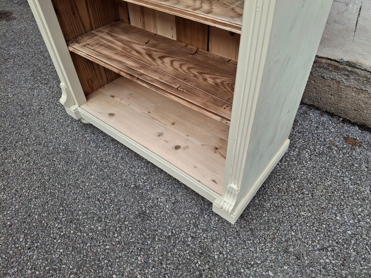 Hezká starožitná knihovna po renovaci - 7