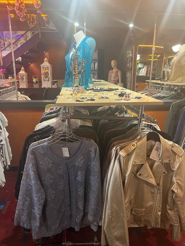 Profi stojany na oblečení - vybavení obchodu - 7