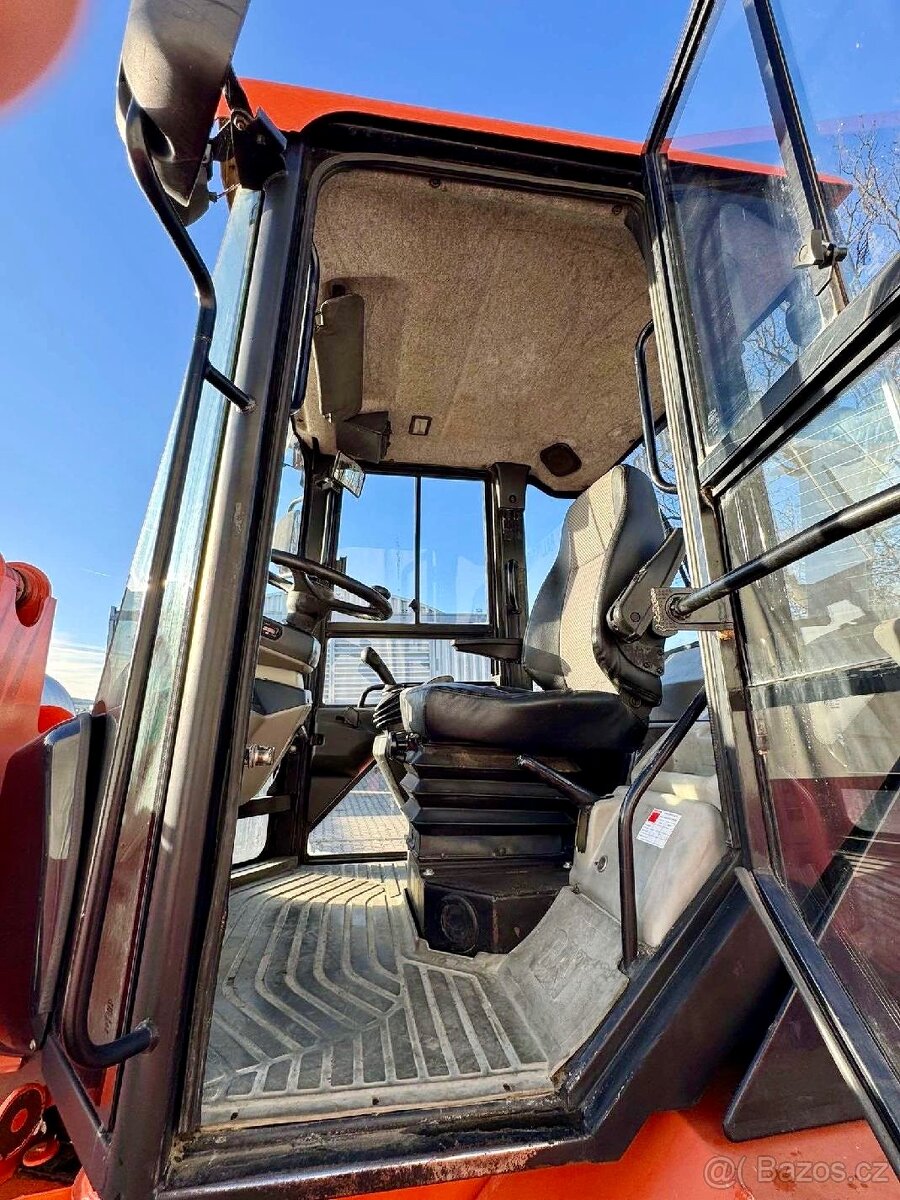 Kloubový nakladač CAT 908 - 7