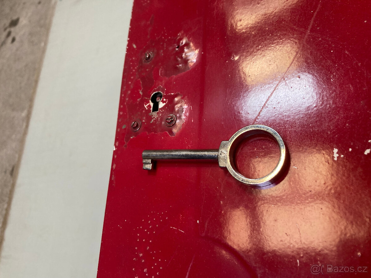 Skříňka plechová nástěnná závěsná uzamykatelná za 300 kč - 7