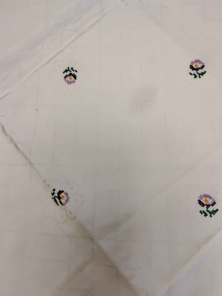 Růžičky vyšívané na brokátovém ubruse lemovaném háčkovanou k - 7