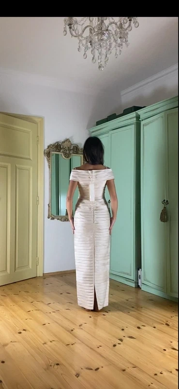 Nové společenské dlouhé hedvábné úzké minimalistické šaty - 7