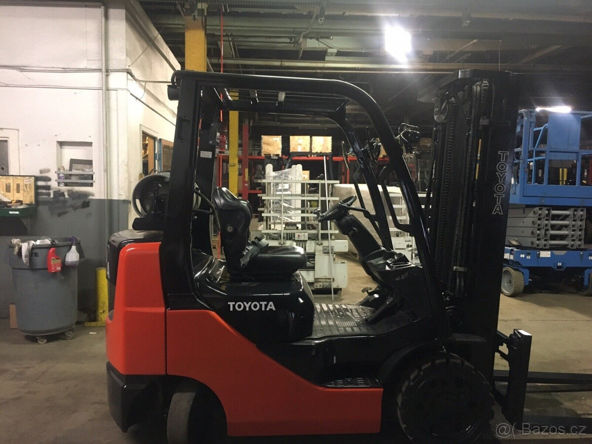 Vysokozdvižný vozík Toyota 5000 LB z roku 2017 s bočním posu - 7