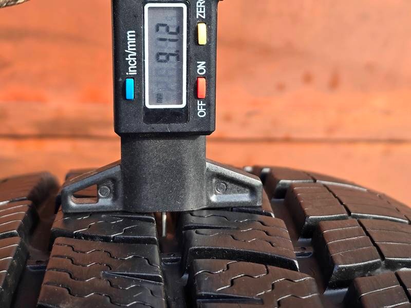 Celoroční Vredestein 215/70/15C + disky - 7