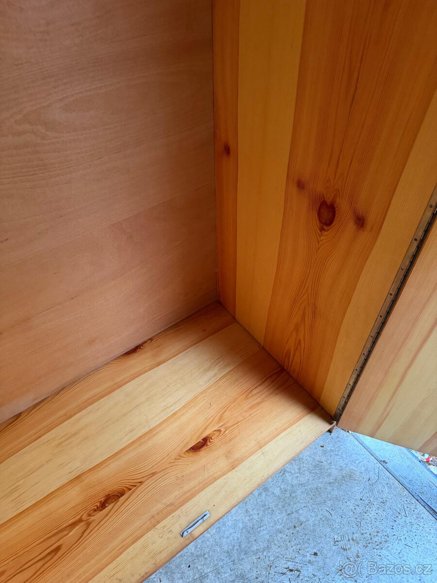 Skříně z dřevěného masivu - 7