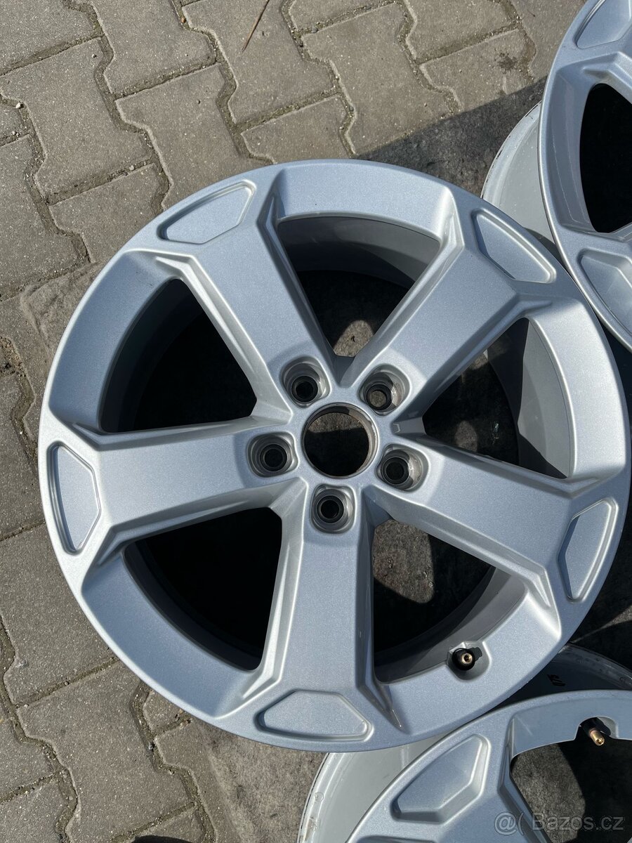 Audi Q2, kola 17" - 7