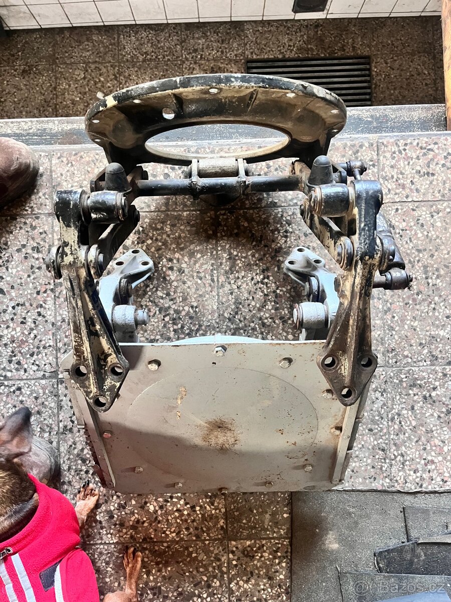 PRODÁM ORIGINÁLNÍ SPODEK SEDADLA ZETOR - 7