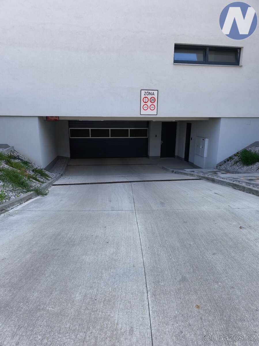 Pronájem garážového stání s vlastní dobíjecí el. stanicí – P - 7