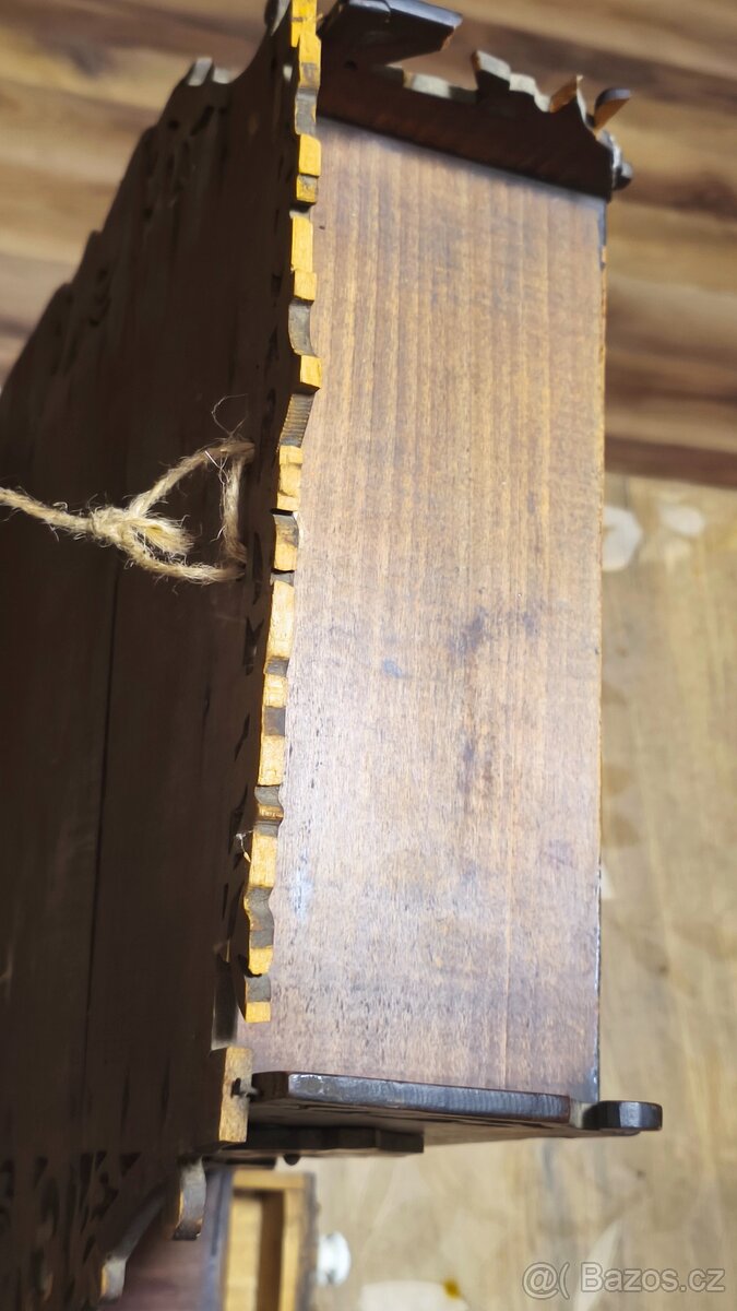 Dřevěná, zdobená skříňka . - 7