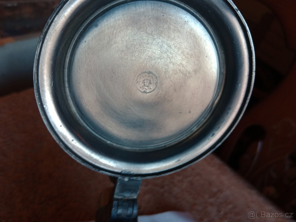 Pěkný,starý ,figurální korbel-harmonikář - 7